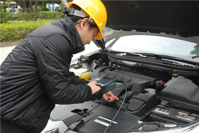 HIE系列便攜式工業內窺鏡正在檢測汽車發動機缸體